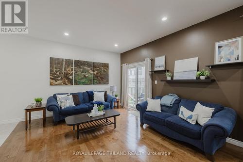 711 Springwood Crescent, London, ON - Indoor Photo Showing Living Room