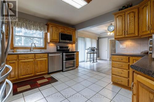 5848 Douglas Line, Plympton-Wyoming (Plympton Wyoming), ON - Indoor Photo Showing Kitchen