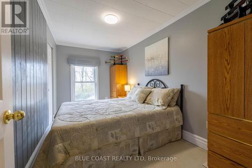 5848 Douglas Line, Plympton-Wyoming (Plympton Wyoming), ON - Indoor Photo Showing Bedroom