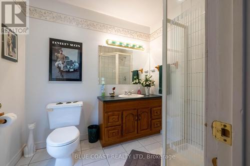 5848 Douglas Line, Plympton-Wyoming (Plympton Wyoming), ON - Indoor Photo Showing Bathroom