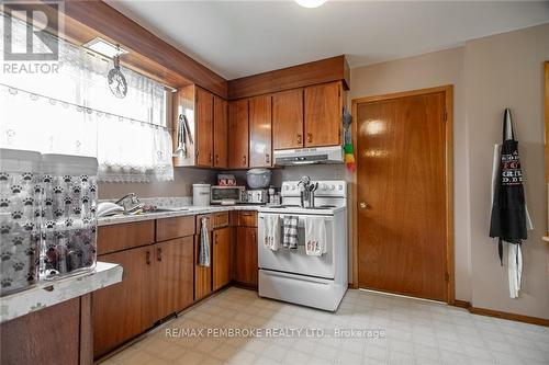 20-20A Herman Street, Petawawa, ON - Indoor Photo Showing Kitchen