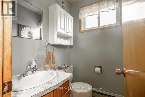 20-20A Herman Street, Petawawa, ON - Indoor Photo Showing Bathroom