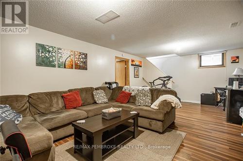 20-20A Herman Street, Petawawa, ON - Indoor Photo Showing Living Room