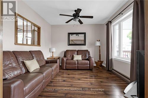 62 Pine Street, Stormont, Dundas And Glengarry, ON - Indoor Photo Showing Living Room