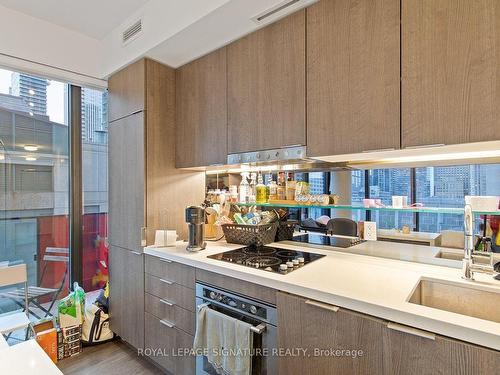 1311-215 Queen St W, Toronto, ON - Indoor Photo Showing Kitchen