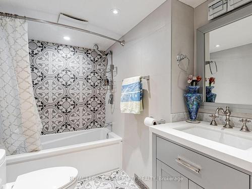 301 Oakwood Ave, Toronto, ON - Indoor Photo Showing Bathroom