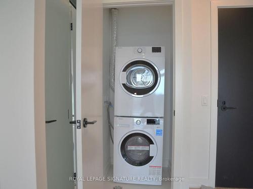 1410-127 Broadway Ave, Toronto, ON - Indoor Photo Showing Laundry Room