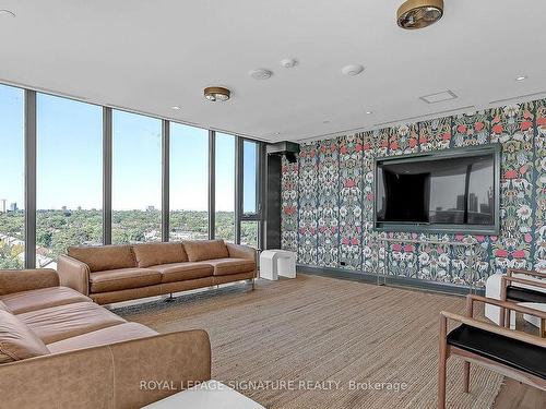 410-15 Baseball Pl, Toronto, ON - Indoor Photo Showing Living Room