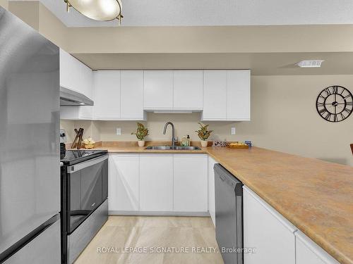 701-4140 Foxwood Dr, Burlington, ON - Indoor Photo Showing Kitchen With Double Sink