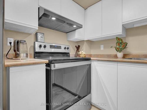 701-4140 Foxwood Dr, Burlington, ON - Indoor Photo Showing Kitchen