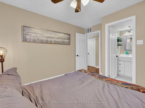 701-4140 Foxwood Dr, Burlington, ON - Indoor Photo Showing Bedroom