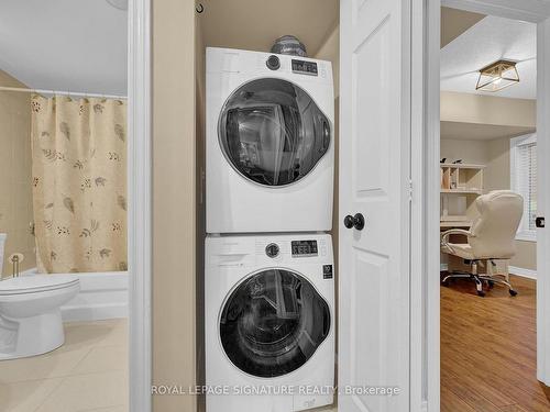 701-4140 Foxwood Dr, Burlington, ON - Indoor Photo Showing Laundry Room