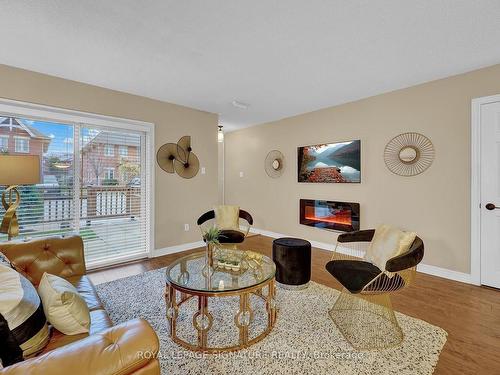 701-4140 Foxwood Dr, Burlington, ON - Indoor Photo Showing Living Room