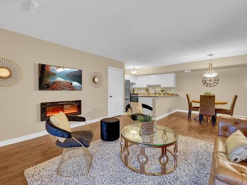 701-4140 Foxwood Dr, Burlington, ON - Indoor Photo Showing Living Room