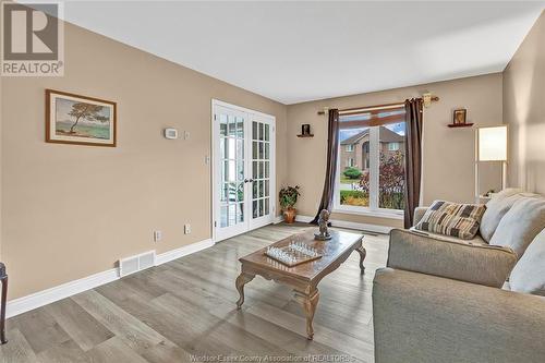 162 Martin, Lakeshore, ON - Indoor Photo Showing Living Room