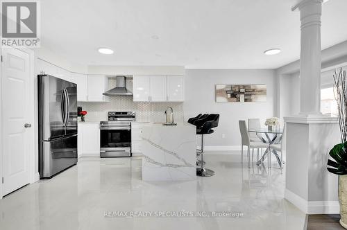 92 Pebblecreek Drive, Kitchener, ON - Indoor Photo Showing Kitchen