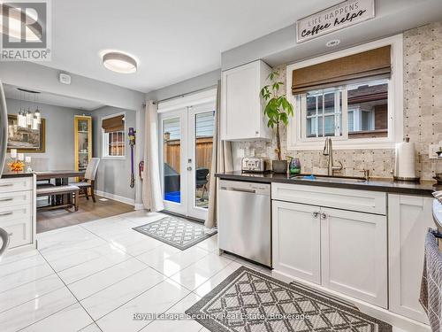 2 Maitland Avenue, Hamilton, ON - Indoor Photo Showing Kitchen