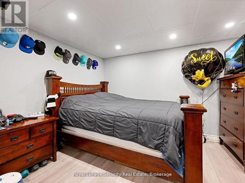 2 Maitland Avenue, Hamilton, ON - Indoor Photo Showing Bedroom