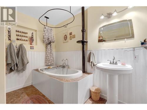 11514 Jubilee Road W, Summerland, BC - Indoor Photo Showing Bathroom