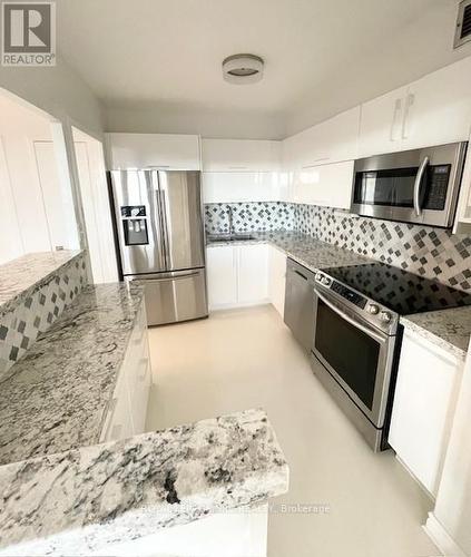 905 - 35 Towering Heights Boulevard, St. Catharines (461 - Glendale/Glenridge), ON - Indoor Photo Showing Kitchen With Upgraded Kitchen