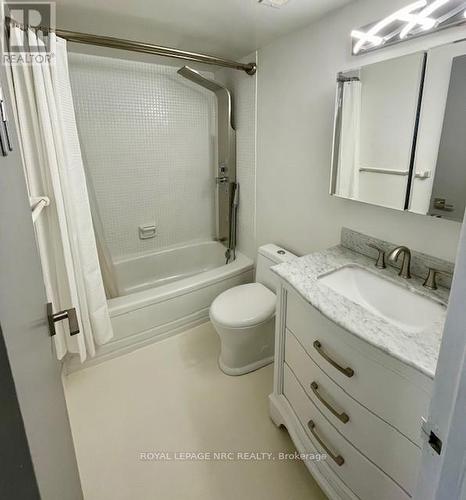 905 - 35 Towering Heights Boulevard, St. Catharines (461 - Glendale/Glenridge), ON - Indoor Photo Showing Bathroom