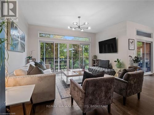 1647 Gregory Road, St. Catharines, ON - Indoor Photo Showing Living Room