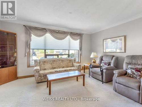 79 Cuffley Crescent S, Toronto, ON - Indoor Photo Showing Living Room