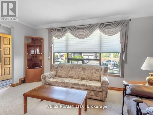 79 Cuffley Crescent S, Toronto, ON - Indoor Photo Showing Living Room