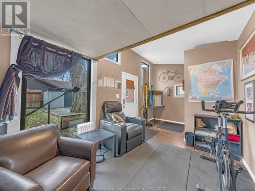 976 Grand Marais Road West, Windsor, ON - Indoor Photo Showing Living Room