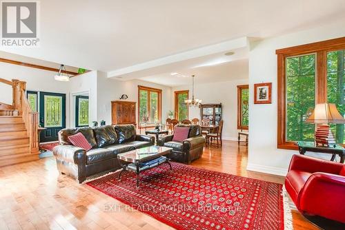 3363 Concession Rd 1 Road, Alfred And Plantagenet, ON - Indoor Photo Showing Living Room