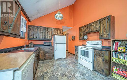 4474 Harwood Road, Hamilton Township (Baltimore), ON - Indoor Photo Showing Kitchen With Double Sink