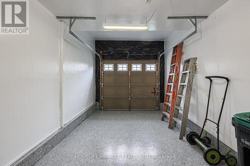 15 Davidson Drive, New Tecumseth, ON - Indoor Photo Showing Garage