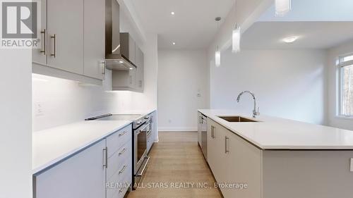 5 Lois Torrance Trail, Uxbridge, ON - Indoor Photo Showing Kitchen With Upgraded Kitchen