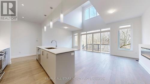 5 Lois Torrance Trail, Uxbridge, ON - Indoor Photo Showing Kitchen