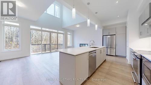 5 Lois Torrance Trail, Uxbridge, ON - Indoor Photo Showing Kitchen With Upgraded Kitchen