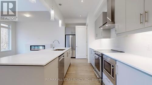 5 Lois Torrance Trail, Uxbridge, ON - Indoor Photo Showing Kitchen With Upgraded Kitchen