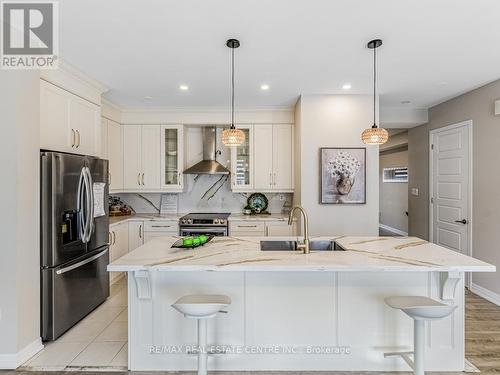 128 Burnhamthorpe Road E, Oakville, ON - Indoor Photo Showing Kitchen With Upgraded Kitchen