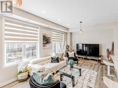 128 Burnhamthorpe Road E, Oakville, ON - Indoor Photo Showing Living Room