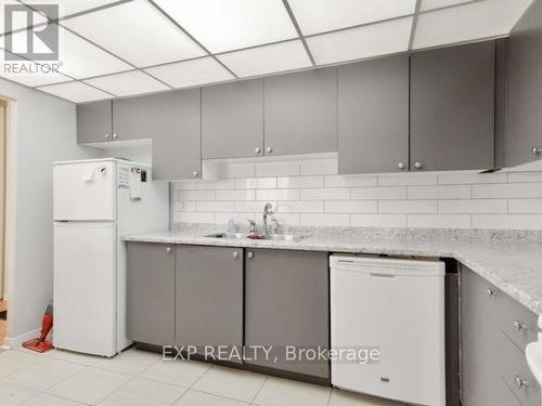 405 - 145 Hillcrest Avenue, Mississauga, ON - Indoor Photo Showing Kitchen