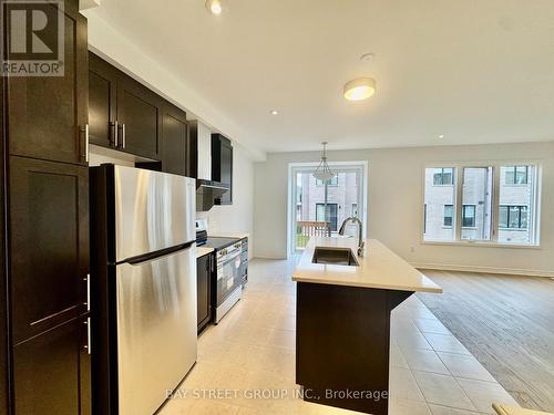 3031 Bramall Gardens, Oakville, ON - Indoor Photo Showing Kitchen