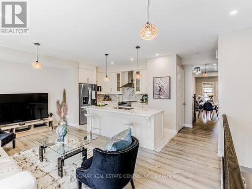 128 Burnhamthorpe Road E, Oakville, ON 