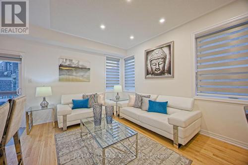 143 William Booth Avenue, Newmarket, ON - Indoor Photo Showing Living Room