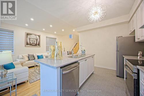 143 William Booth Avenue, Newmarket, ON - Indoor Photo Showing Kitchen With Upgraded Kitchen