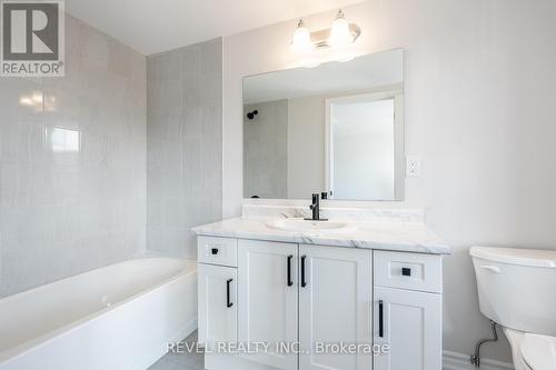 9 - 677 Park Road N, Brantford, ON - Indoor Photo Showing Bathroom