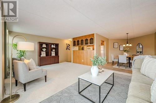 207 - 8 Christopher Court, Guelph, ON - Indoor Photo Showing Living Room