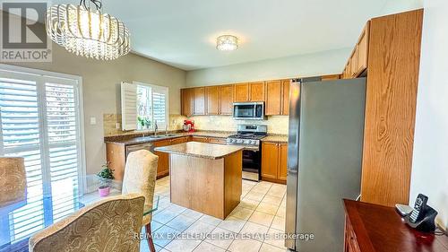 965 O'Reilly Crescent, Shelburne, ON - Indoor Photo Showing Kitchen With Double Sink