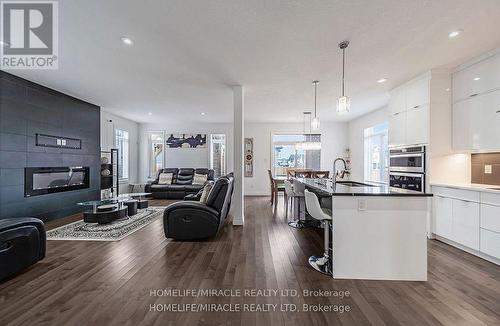 3319 Regiment Road, London, ON - Indoor Photo Showing Kitchen With Upgraded Kitchen