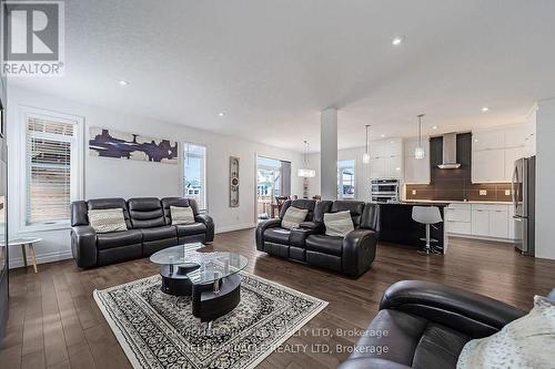 3319 Regiment Road, London, ON - Indoor Photo Showing Living Room