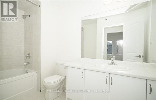 33 Bowery Road, Brantford, ON - Indoor Photo Showing Bathroom