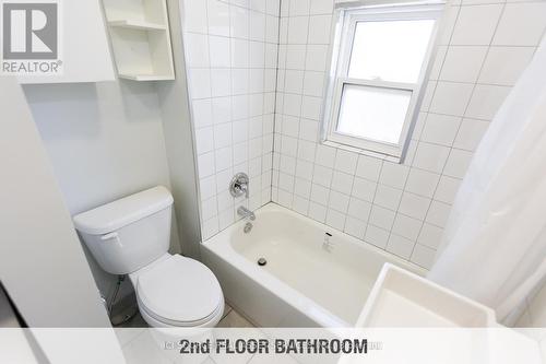 2 - 16 Madison Avenue, Hamilton, ON - Indoor Photo Showing Bathroom